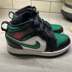 Jordan AJ 1 Mid Sneakers